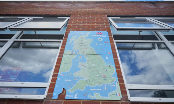 1757753-7d438d80-school-uk.jpg
