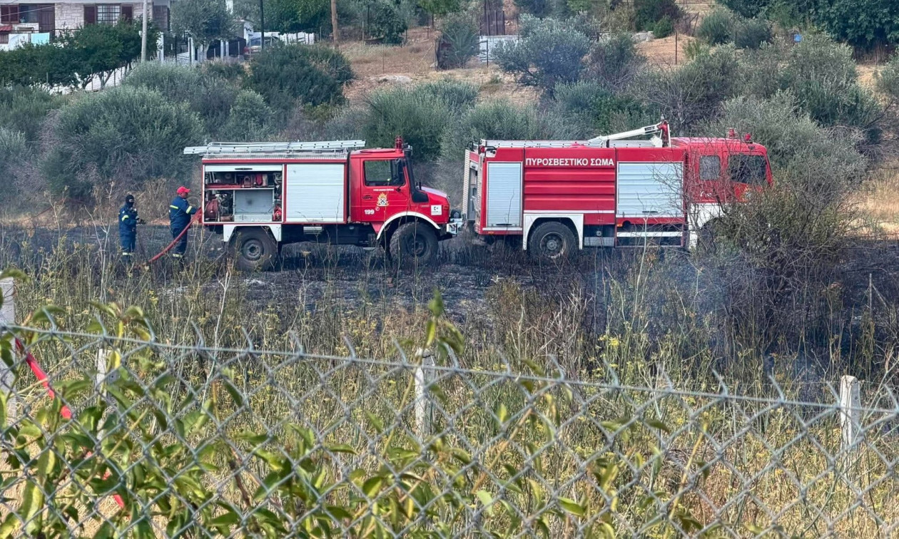 Φωτιά τώρα στη λεωφόρο Βάρης-Κορωπίου