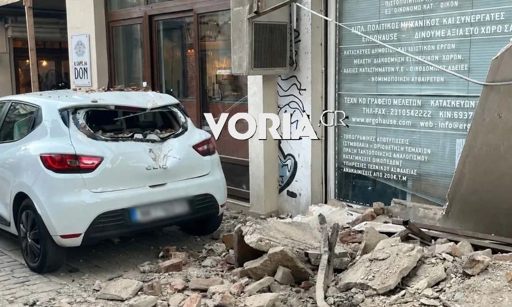Θεσσαλονίκη: Τμήμα μπαλκονιού κατέρρευσε από κτίριο στο κέντρο της Θεσσαλονίκη