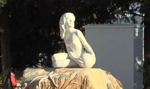 Λαύριο: Τοποθέτησαν νέο γλυπτό κοντά στη «Γυναίκα της Μακρονήσου» – Ο πρόεδρος του ΕΕΤΕ στο Newsbomb