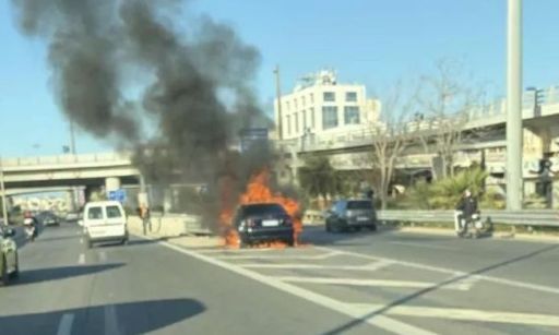 Καίγεται όχημα στη Λεωφόρο Αλεξάνδρας – Προβλήματα στην κυκλοφορία