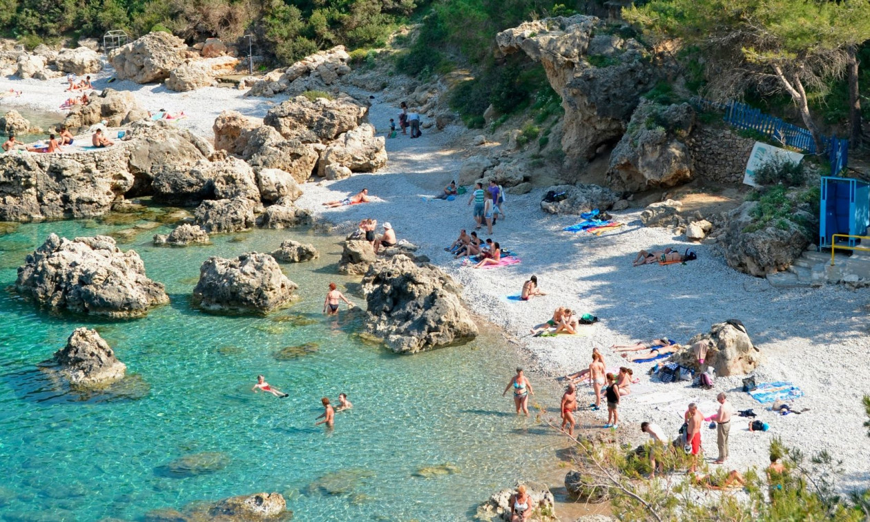 Ρόδος: Επιχείρηση «κατέλαβε» με ξαπλώστρες και ομπρέλες τη διάσημη παραλία «Άντονι Κουίν»