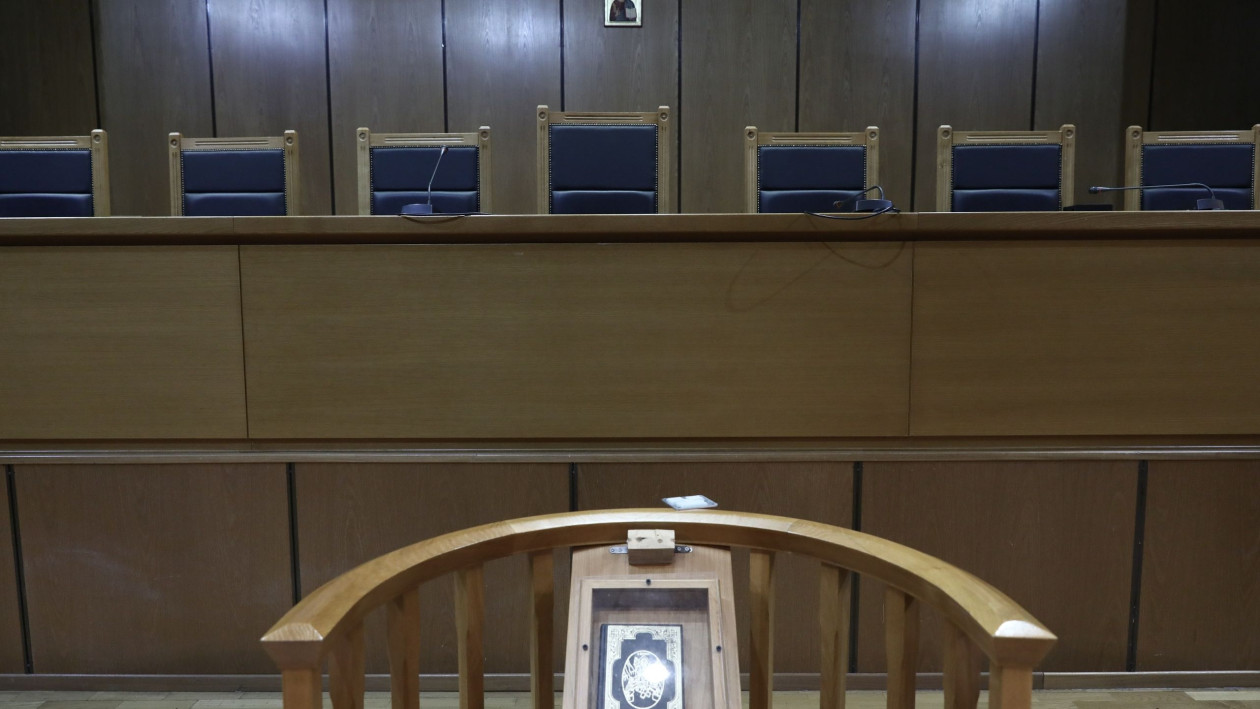 Αναβολή στη δίκη του συζύγου γνωστής παρουσιάστριας για ενδοοικογενειακή βία – Ελεύθερος με όρους