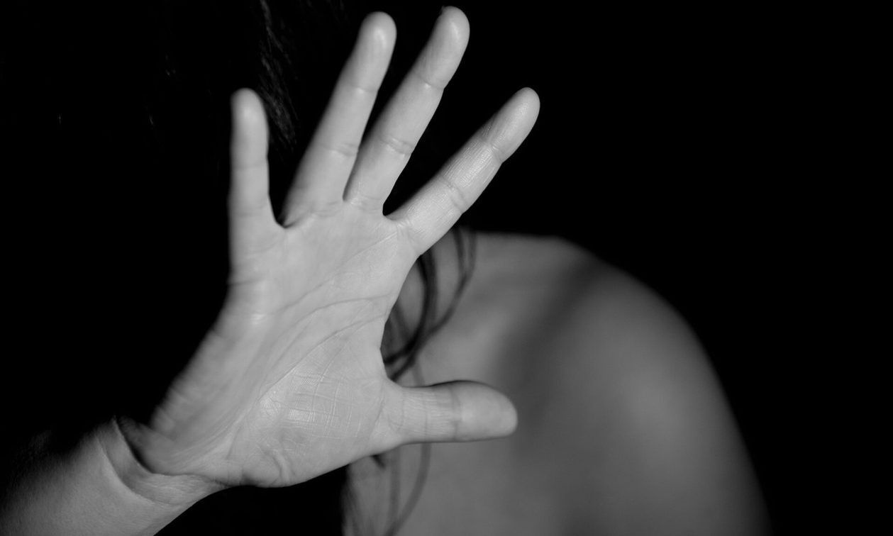 Ανακαλεί η γνωστή παρουσιάστρια το επεισόδιο με τον σύζυγό της – «Ήταν φραστική επίθεση»