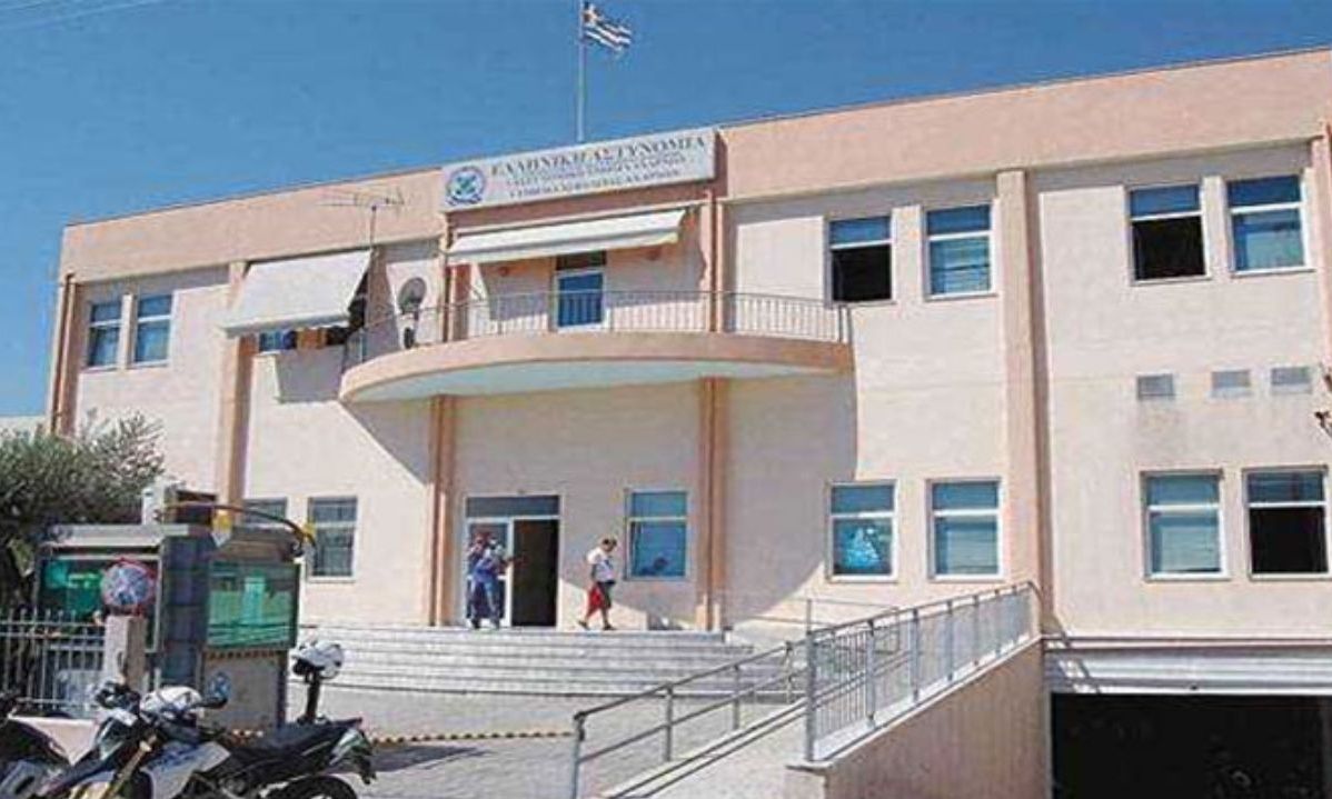 Νεαρός έβαλε φωτιά μέσα στο Αστυνομικό Τμήμα Αχαρνών – Διώκεται πλέον και για εμπρησμό