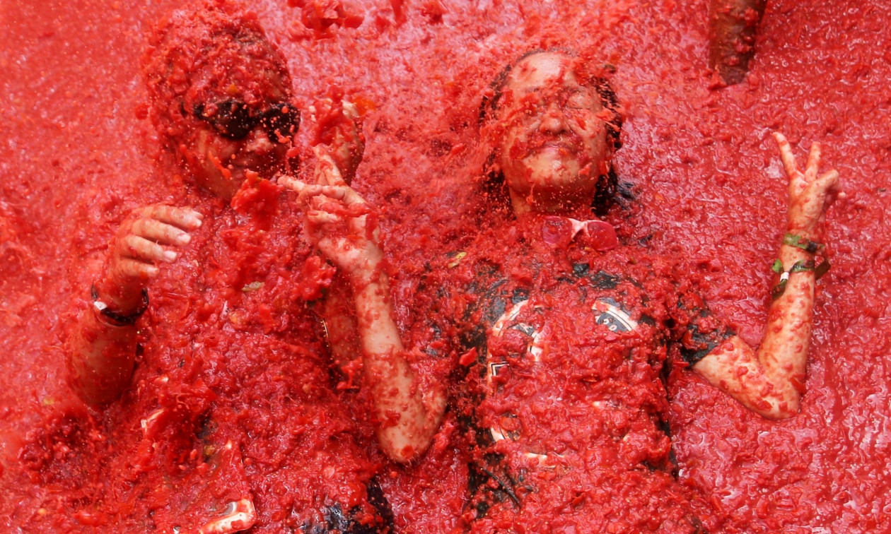 La Tomatina: Χιλιάδες συγκεντρώθηκαν σε μια μικρή πόλη της Ισπανίας για να παίξουν… ντοματοπόλεμο