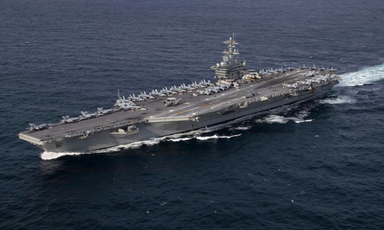 Ναύτης πήδηξε από το αεροπλανοφόρο USS Abraham Lincoln και αντιμετωπίζει πειθαρχικές κυρώσεις