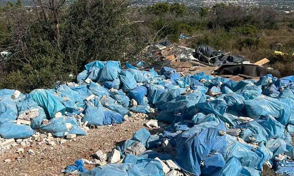 Πάρνηθα: Φορτηγό εντοπίστηκε να απορρίπτει μπάζα στους πρόποδες του βουνού