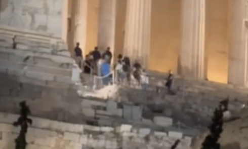 «Γινόταν πρόβα» – Τι απαντά το Υπουργείο Πολιτισμού για την παρουσία ατόμων στην Ακρόπολη