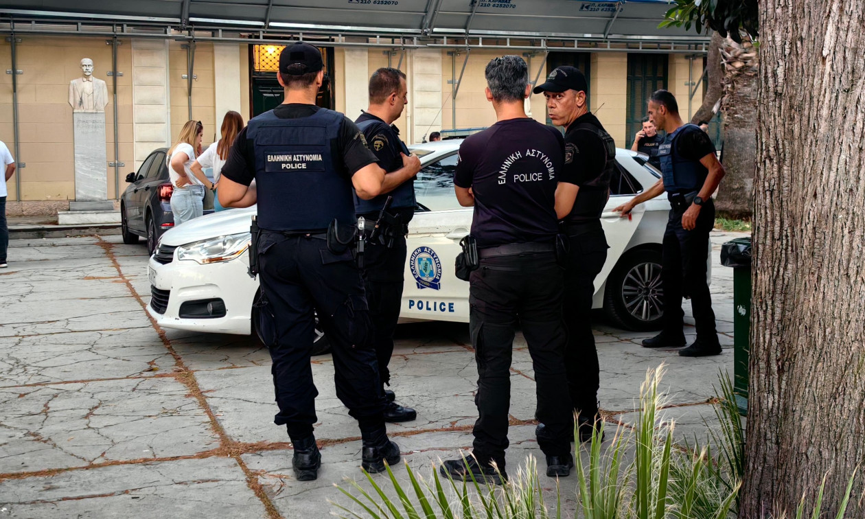 Κάμερες πάνω στις στολές των αστυνομικών σε επτά περιοχές της Αθήνας – Αύριο ξεκινά η εφαρμογή