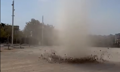 Μικρός «ανεμοστρόβιλος» στο ΟΑΚΑ – Τι είναι ο «Dust Devil» που σηκώνει σκόνη στον αέρα (Βίντεο)
