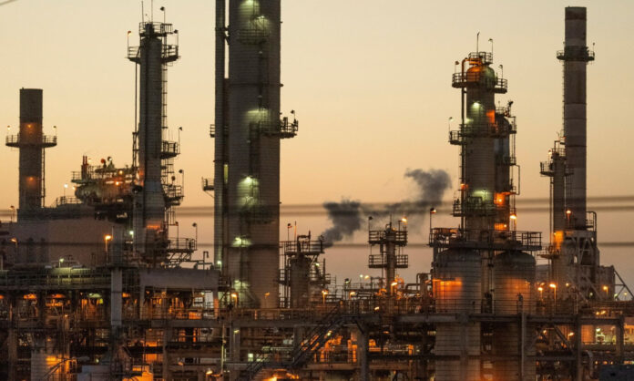 1760116-e419d0d6-oil-refinery.jpg
