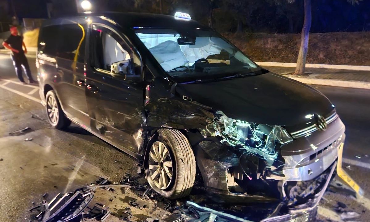 Τροχαίο τα ξημερώματα στα Χανιά – Αυτοκίνητο πέρασε στο αντίθετο ρεύμα και συγκρούστηκε με ταξί