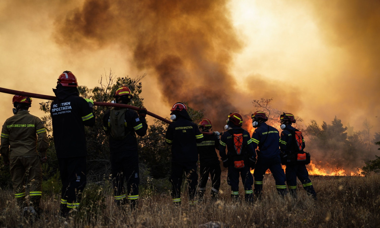 Σε πλήρη εξέλιξη η φωτιά στην Τραπεζίτσα της Κόνιτσας: Επιχειρούν 7 ελικόπτερα – Βίντεο