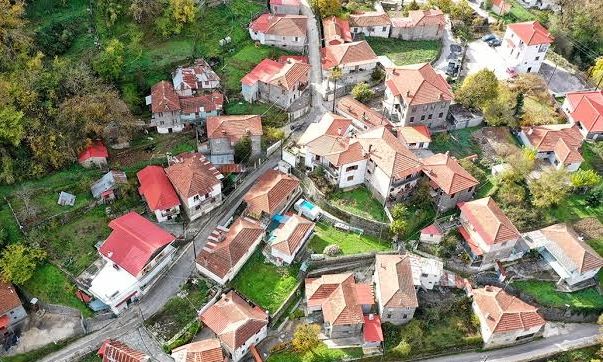 Ευρυτανία: Για τη Νάξο και όχι για την Αθήνα φεύγει η πολύτεκνη οικογένεια από τη Φουρνά – Τι συνέβη