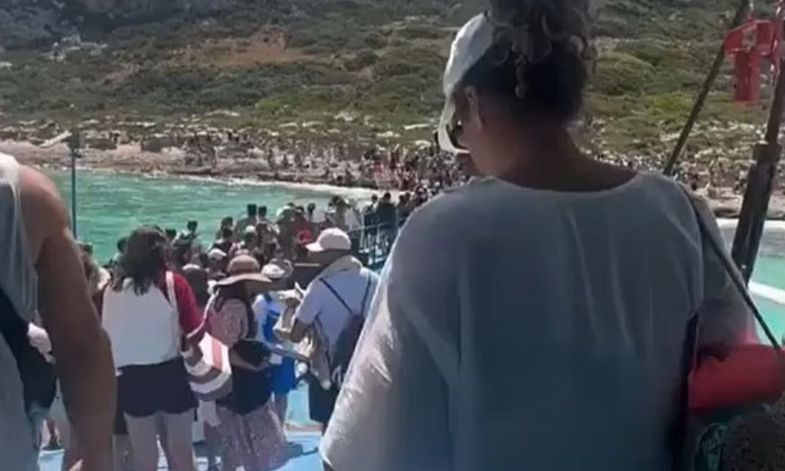 «Ασφυκτιά» από τουρίστες η παραλία Μπάλος: «Κόλαση επί γης», το χαρακτήρισαν επισκέπτες – Βίντεο