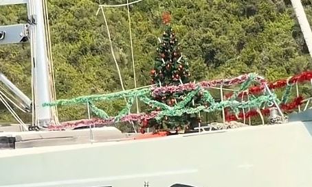 Σύβοτα: Στόλισαν χριστουγεννιάτικο δέντρο σε σκάφος ενώ έκαναν διακοπές – «113 ημέρες ακόμη»