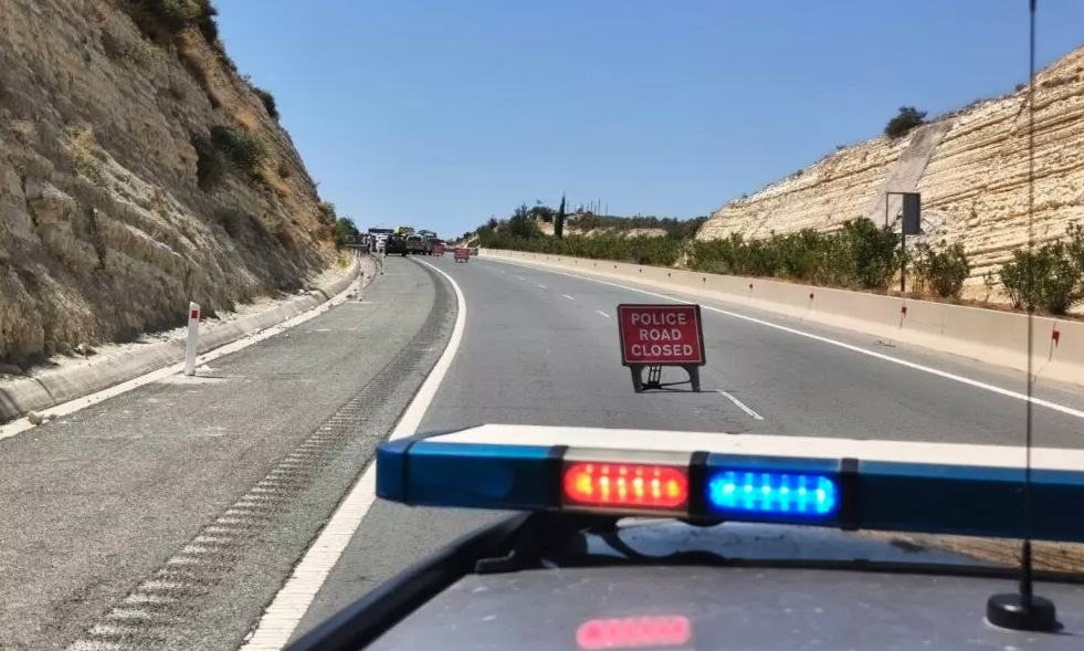 Κύπρος: Έπεσε ψυγείο από το όχημα, κατέβηκε να το μετακινήσει και παρασύρθηκε από μικρό λεωφορείο