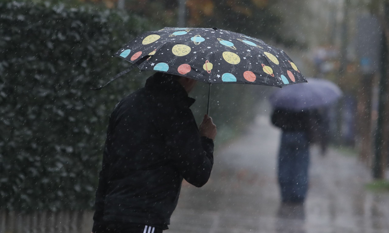 Θεσσαλονίκη: Ισχυρό μπουρίνι έφερε πλημμύρες και προβλήματα – Δρόμοι μετατράπηκαν σε ποτάμια