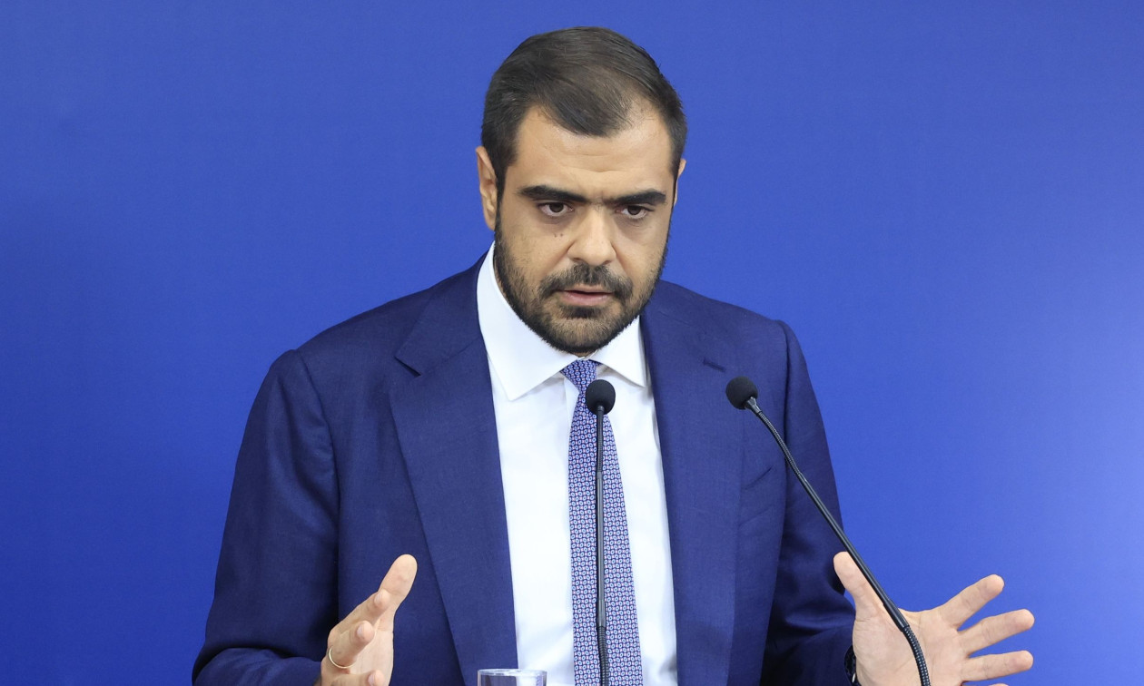 LIVE η ενημέρωση των πολιτικών συντακτών από τον κυβερνητικό εκπρόσωπο, Παύλο Μαρινάκη