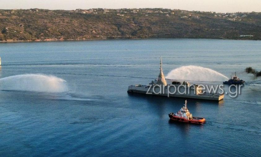 Στη Σούδα η Φρεγάτα Κίμων – Εντυπωσιακή υποδοχή από παραπλέοντα πλοία