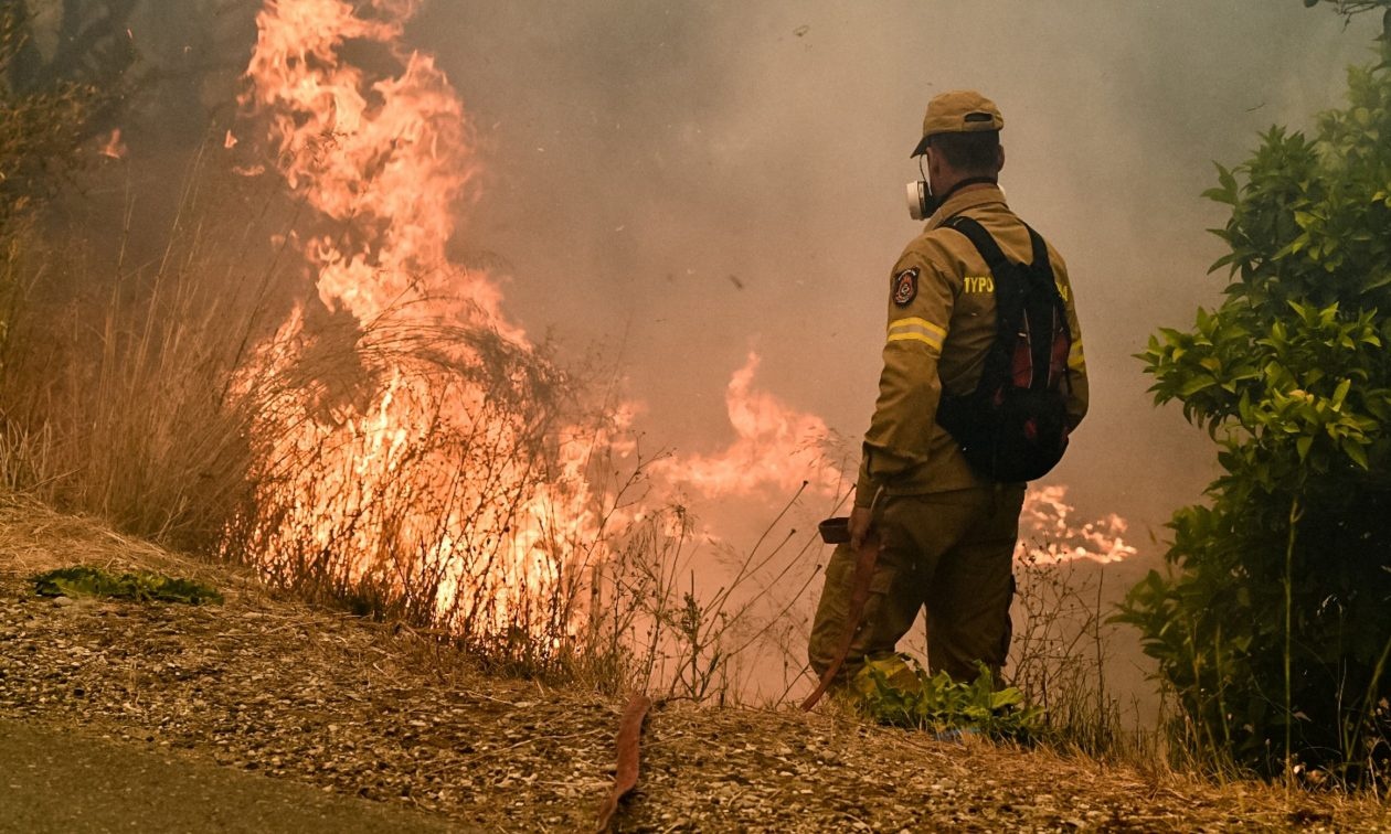 Συνελήφθη 38χρονη για την πυρκαγιά στη Σαρωνίδα