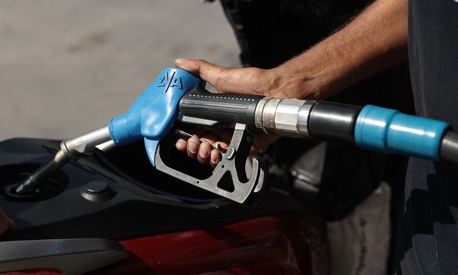 Ακρίβεια: Βενζίνη με το… σταγονόμετρο βάζουν οι οδηγοί