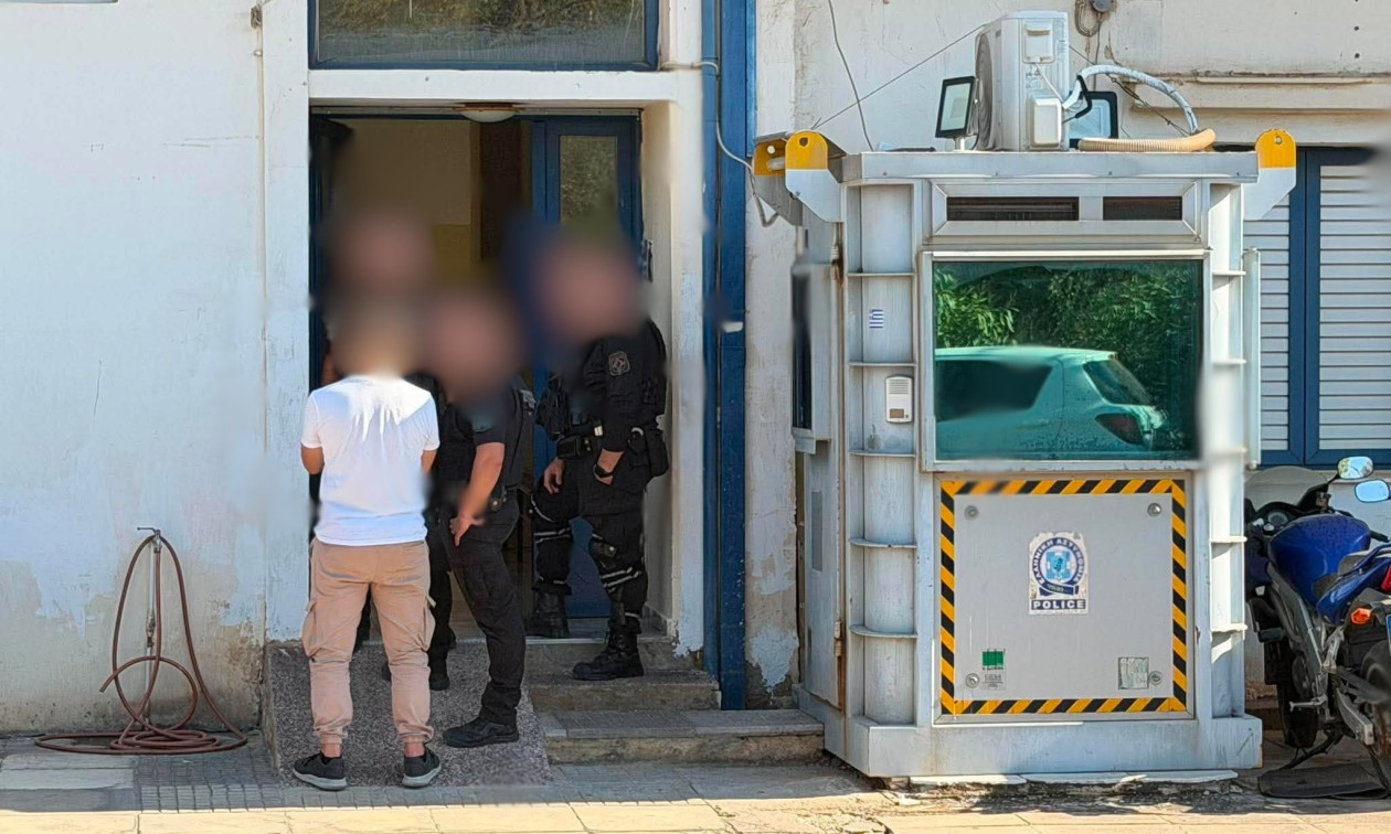 Μάνδρα: Το ιστορικό του άνδρα που επιτέθηκε σε αστυνομικό – Τα επεισόδια και το Δρομοκαΐτειο