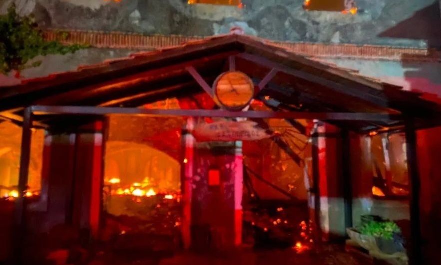 Αχάια Κλάους: «Το ρολόι θα χτυπήσει ξανά σύντομα» – Η ανακοίνωση μετά τη φωτιά