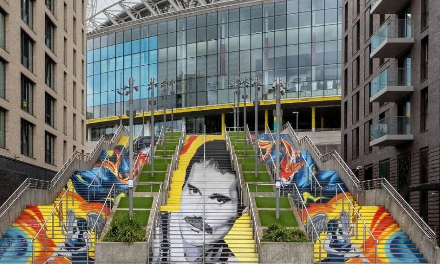 Ο Φρέντι Μέρκιουρι «ζωντανεύει» στο Wembley – Η εντυπωσιακή τοιχογραφία για τα 80ά γενέθλιά του