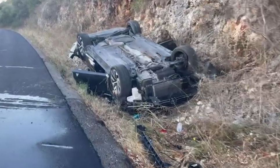 Από θαύμα σώθηκε οικογένεια στην Αμφιλοχία: Επέστρεφαν από την παραλία και βρέθηκαν σε χαράδρα