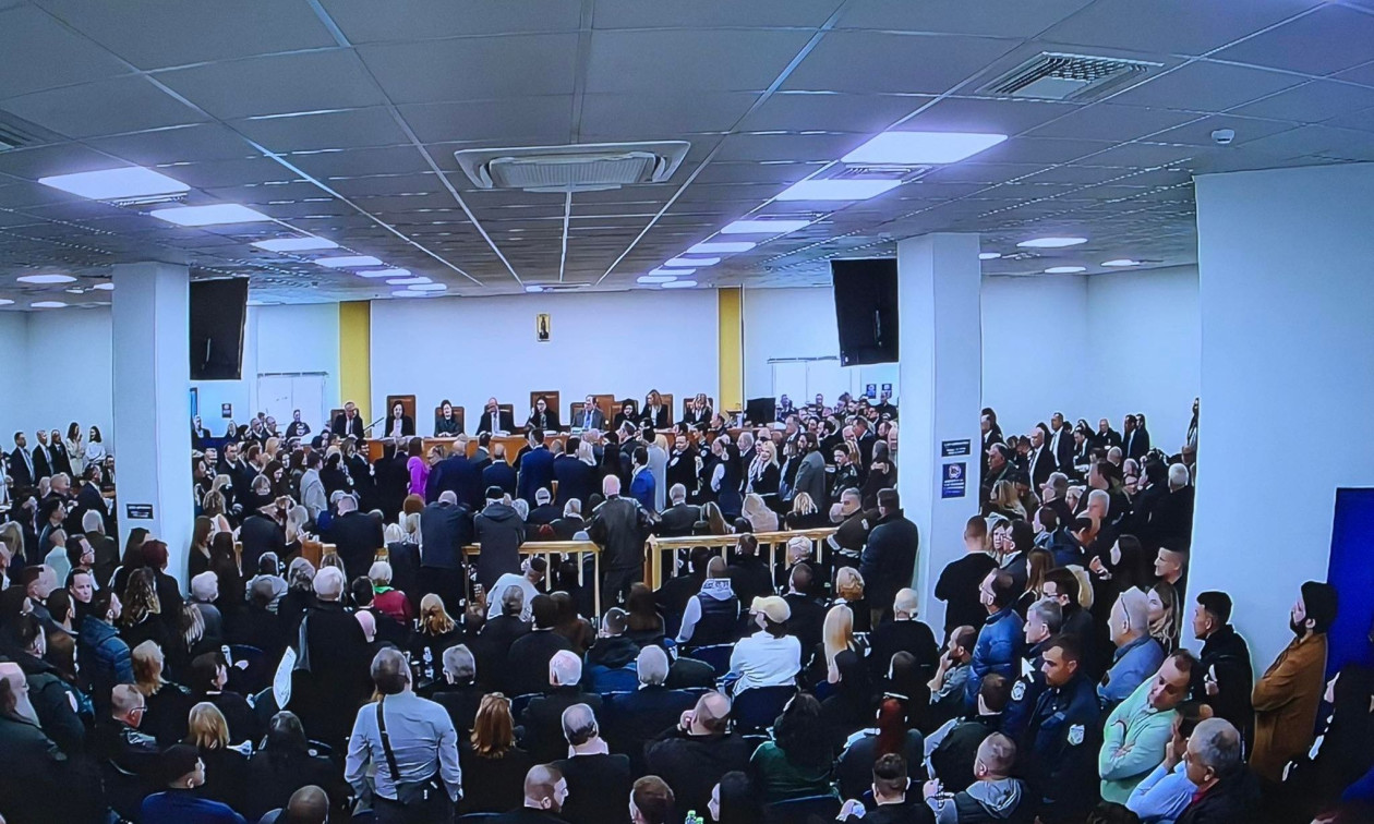 Δίκη για τα Τέμπη – Σύζυγος και κόρη μηχανοδηγού: «Σε ένα βράδυ χάθηκαν όλα – Πάγωσαν τα πάντα»