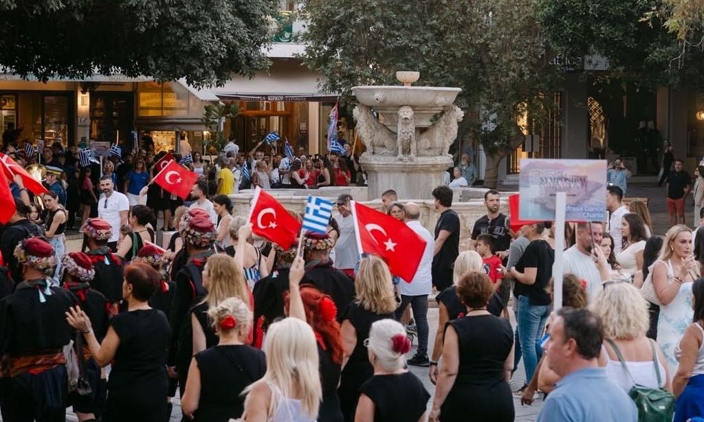 Σάλος στο Ηράκλειο για τις τουρκικές σημαίες σe φεστιβάλ χορών – «Υπερείχαν οι ελληνικές»