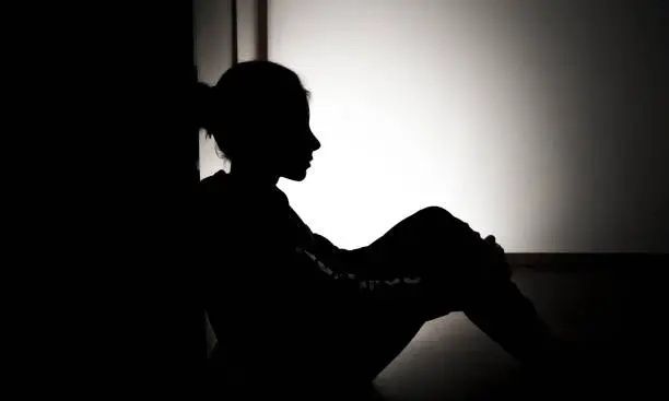 Θεσσαλονίκη: Με δυο Αφγανούς ήταν η 13χρονη – Πήδηξε από το μπαλκόνι όταν έφτασε η Αστυνομία
