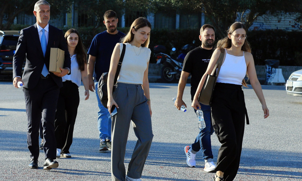 Δίκη Τέμπη: Κατέθεσαν οι κόρες του νεκρού μηχανοδηγού και ο σύζυγος της Μαρίας Καρυστιανού