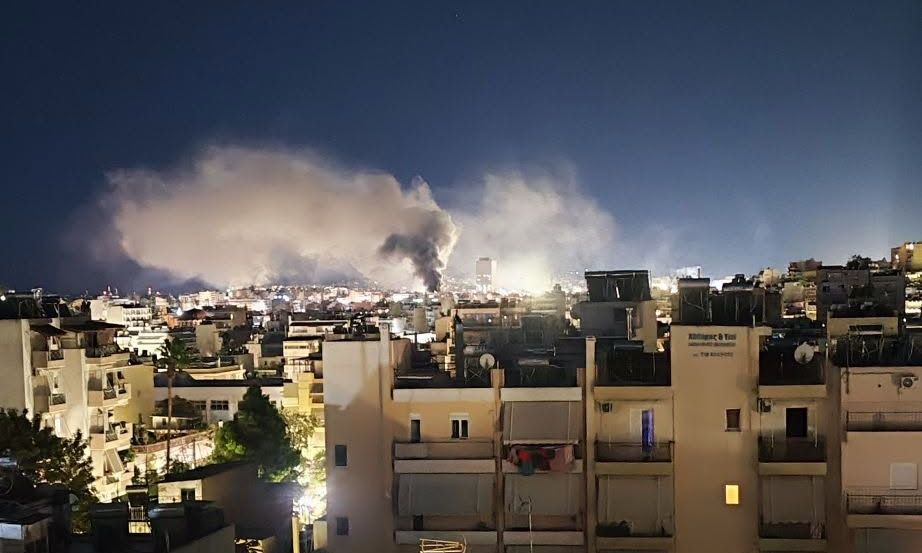 Πειραιάς: Φωτιά σε κατάστημα με υφάσματα – Πυκνοί καπνοί κάλυψαν την περιοχή