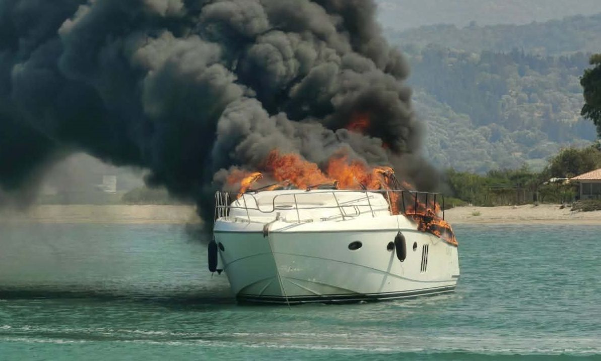 Λευκάδα: Φωτιά σε σκάφος στην είσοδο του Διαύλου – Σώοι οι τρεις επιβάτες