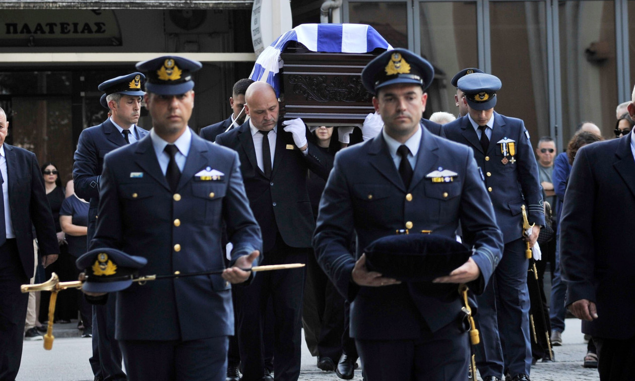 Θλίψη και συγκίνηση στην κηδεία του σμηναγού Δημήτρη Πέτρου στον Κατσικά Ιωαννίνων