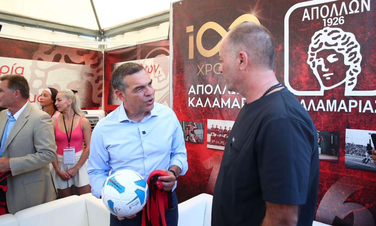 Ο Τσίπρας επισκέφτηκε τα περίπτερα της ΔΕΘ – Η φανέλα με το «26»