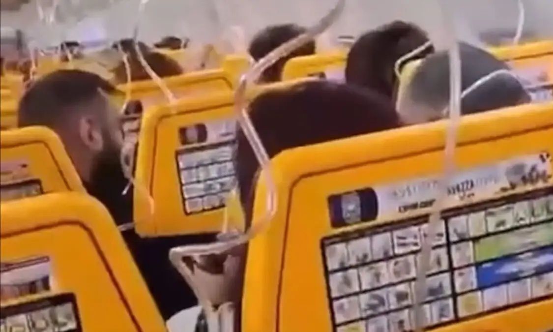 Ryanair: «Δεν βγήκε από το παράθυρο» – Δίνει τη δική της εκδοχή για τον επιβάτη που τραυματίστηκε