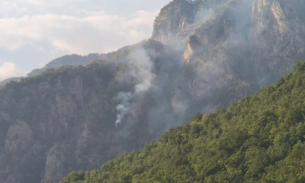 Κόνιτσα: Επιμένει για 12η ημέρα η φωτιά στην Τραπεζίτσα – Δύο ελικόπτερα στη μάχη