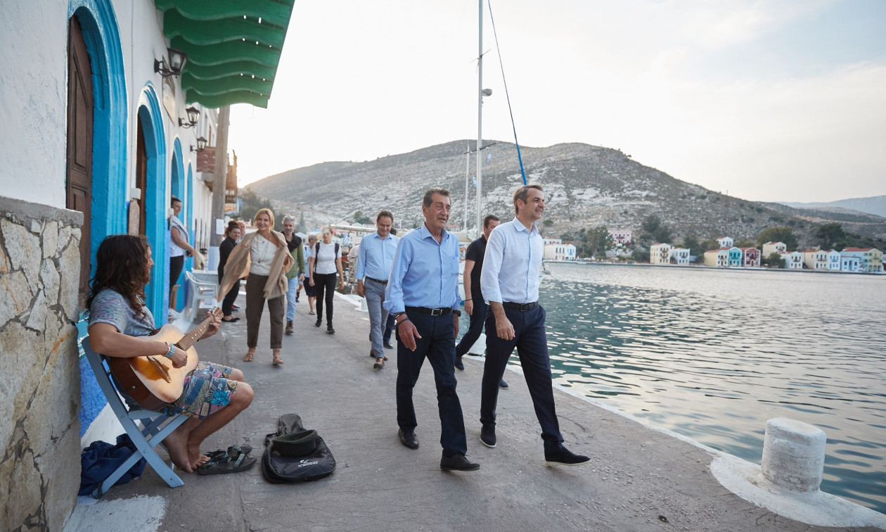 Ο Μητσοτάκης έφθασε στο Καστελλόριζο – Παρουσία στις εκδηλώσεις για την 83η επέτειο Απελευθέρωσης