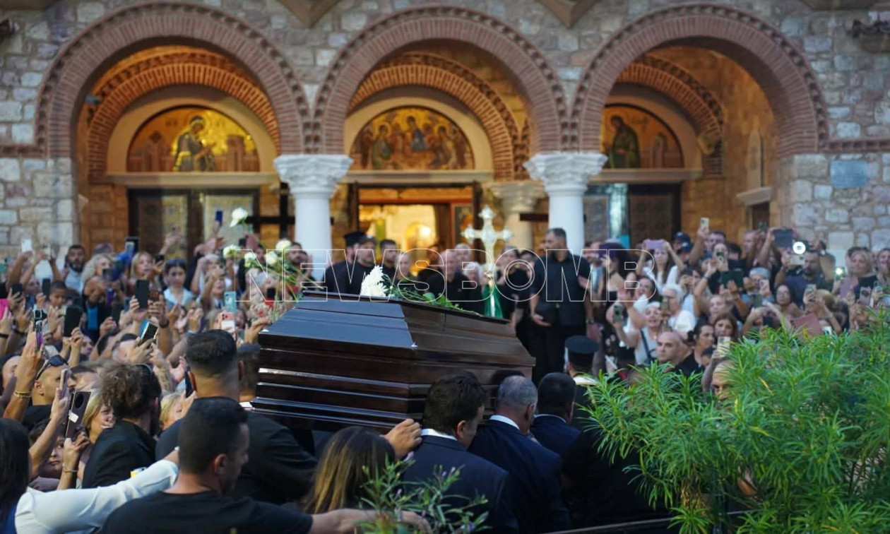 Η στιγμή που έφτασε η σορός του Γιώργου Μαζωνάκη – «Αθάνατος» φώναζε το συγκεντρωμένο πλήθος