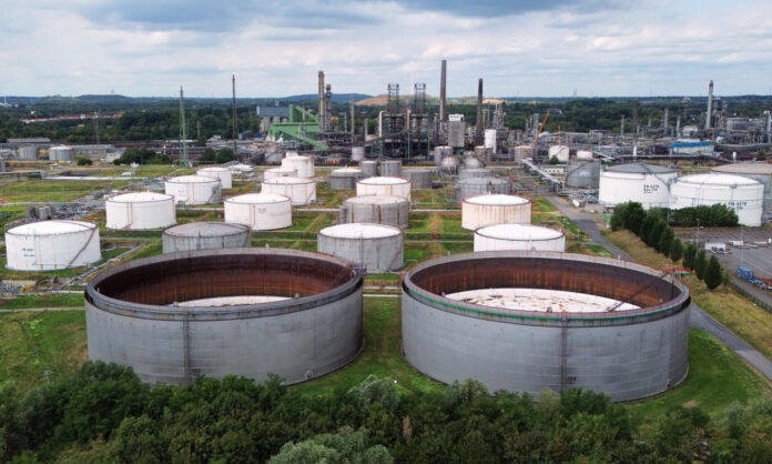 1763170-32efb2ae-oil-refinery-119.jpg