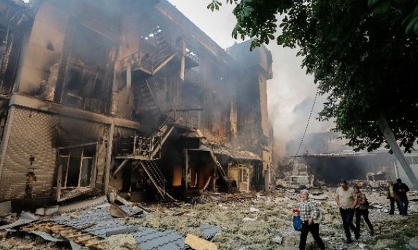 Ουκρανία: Τρεις νεκροί από ρωσική επίθεση σε αποθήκη