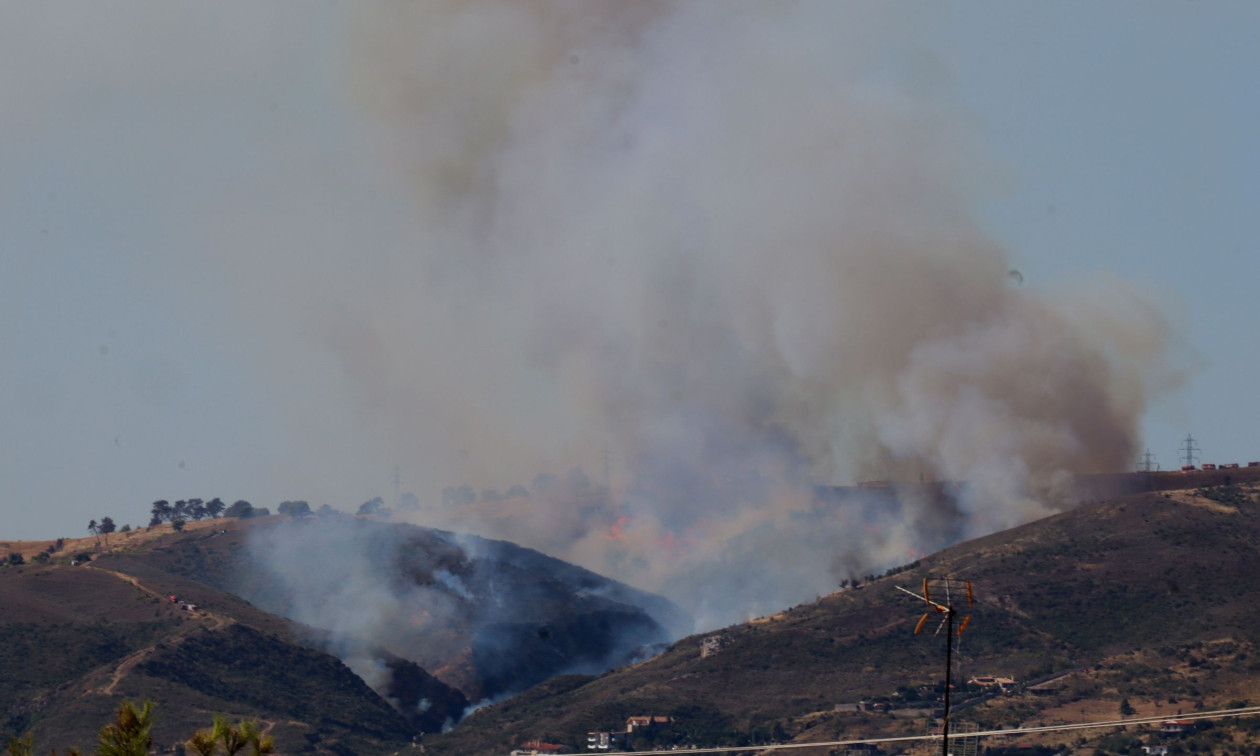 Λάρισα: Καλύτερη η εικόνα της φωτιάς στοκ Κίσσαβο – Επιχειρούν πέντε εναέρια μέσα