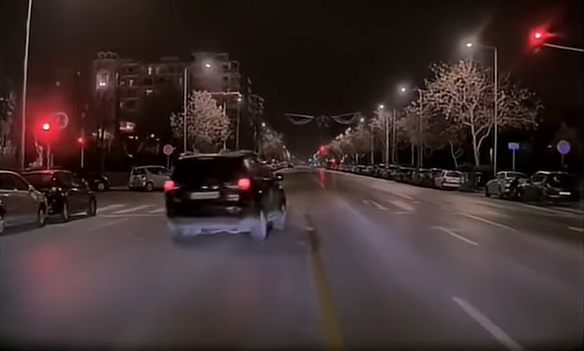 Θεσσαλονίκη: Οδηγός δημόσιος κίνδυνος στην παραλιακή – Περνούσε τα κόκκινα φανάρια σαν… πράσινα