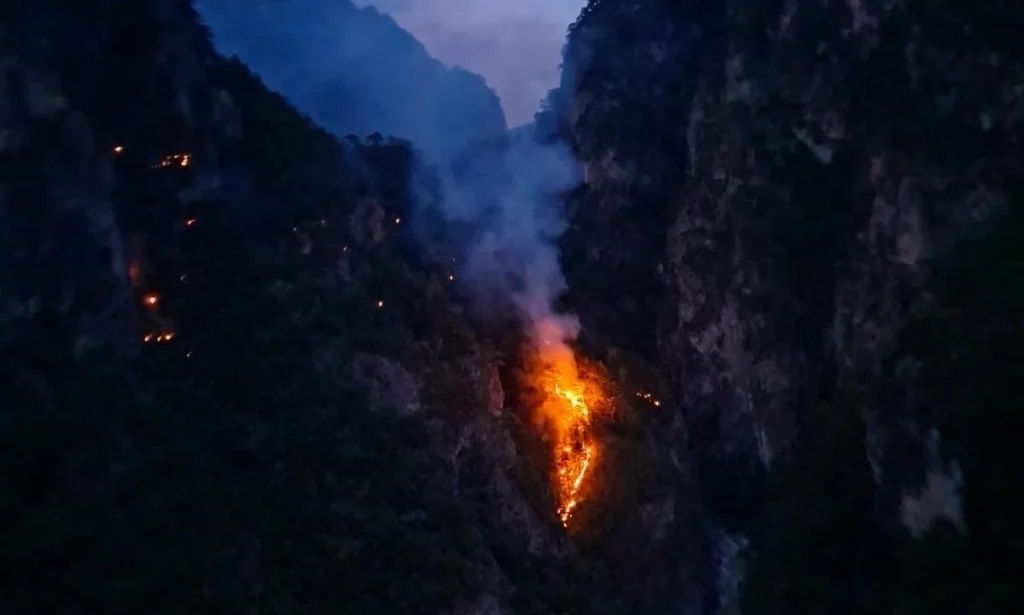 Φωτιά στην Κόνιτσα: Αναζωπύρωση μεγάλων εστιών απέναντι από τη Μονή Στομίου