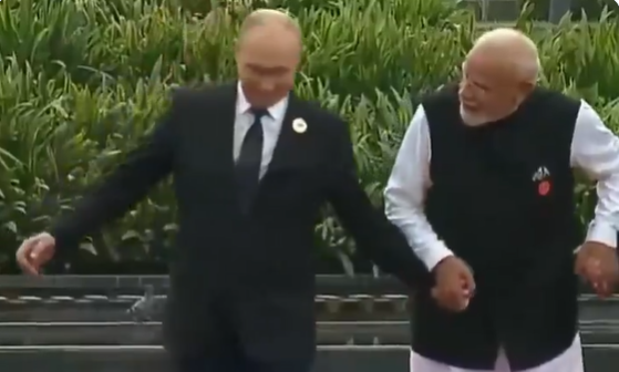 Το απρόοπτο στη σύνοδο ηγετών των BRICS: Ο Μόντι παραλίγο να ρίξει τον Πούτιν