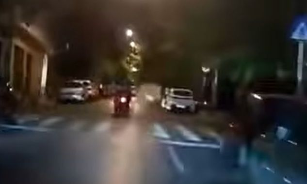 Σοκαριστικό τροχαίο στην Αθήνα: Πατίνι έπεσε πάνω σε μηχανάκι παραβιάζοντας τον… μισό ΚΟΚ